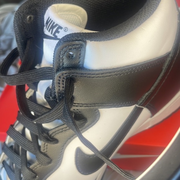 They are high top panda dunks - Picture 5 of 5